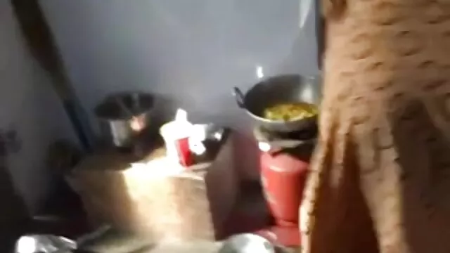 Un jeune bébé video x gratuit arab montre la chatte à son demi-frère et baise