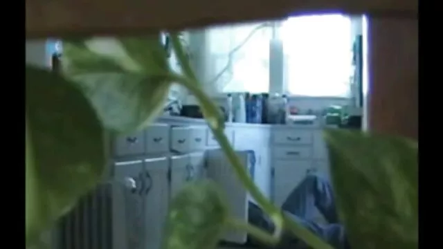 La maman sexy Anya aux cheveux longs suce le torse épais d'un mec qui ne peut pas résister à la tentation et jouir sur video xx pornographique ses magnifiques gros seins