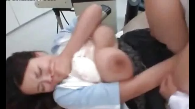 Toute la timidité de la jeune salope a disparu, dès qu'elle a vu le gros pénis de l'homme allongé sur le lit, une longue pute endormie s'est extrait de film video x gratuit réveillée en elle et s'est jetée sur le mâle, elle l'a baisé comme une poubelle podzabornaya