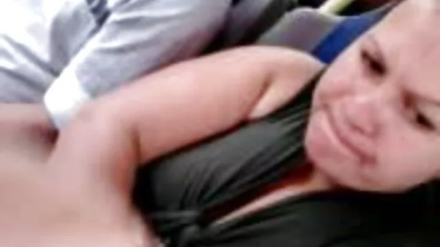 Une jeune salope russe a jeté sa jambe sur la vidéo x casting table et se doigte passionnément la chatte avec ses doigts