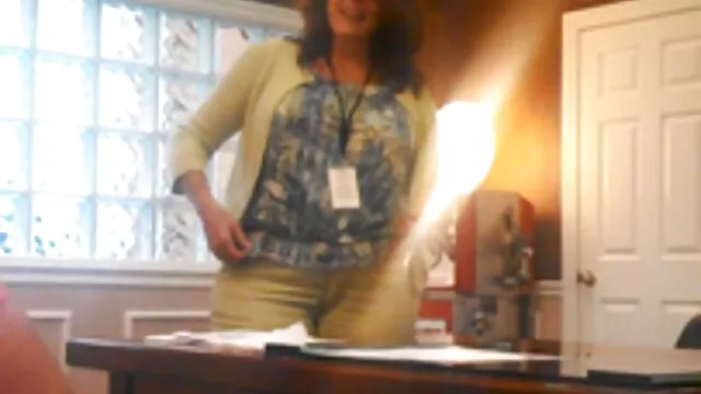 Le mec voulait tellement le coller dans xxx videos francais le trou qu'il a enfoncé son pénis dans une boule de bowling. En conséquence, il est resté coincé et cet idiot a dû aller chez le médecin. Cependant, quand il a vu une fille sexy en robe, il s'est redressé